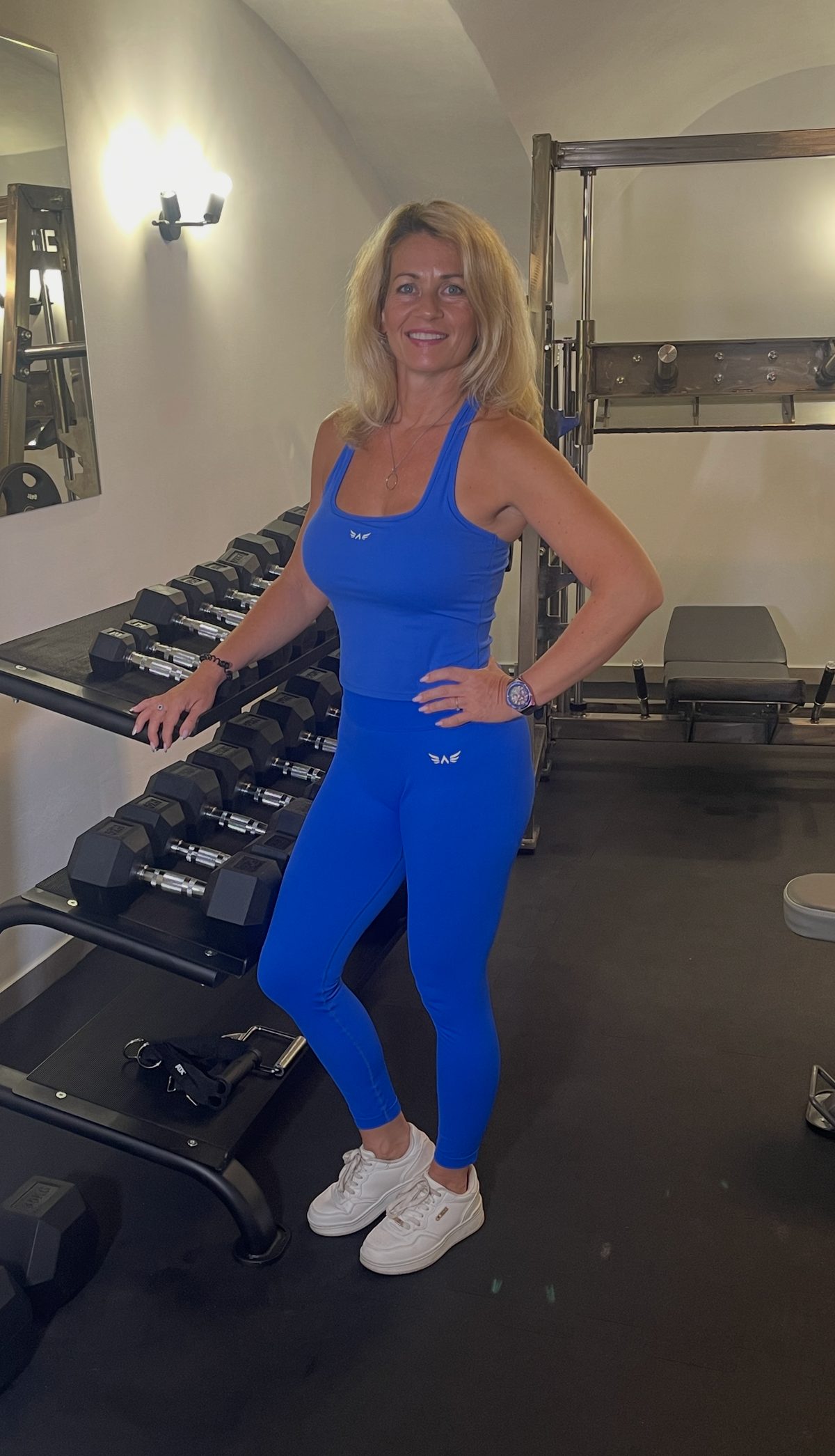 Marta Filandrová ve fitness u stojanu s jednoručkami
